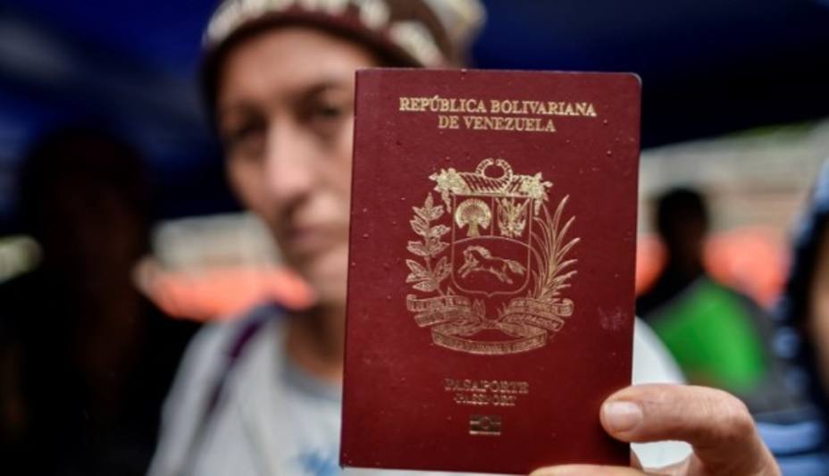 Imagen de la noticia: Panamá permite el uso de pasaportes venezolanos vencidos en trámites bancarios