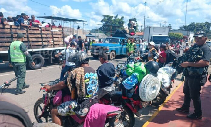 Imagen de la noticia: Municipio Jesús María Semprún: Desplazados por conflicto armado en Colombia cruzan en canoas