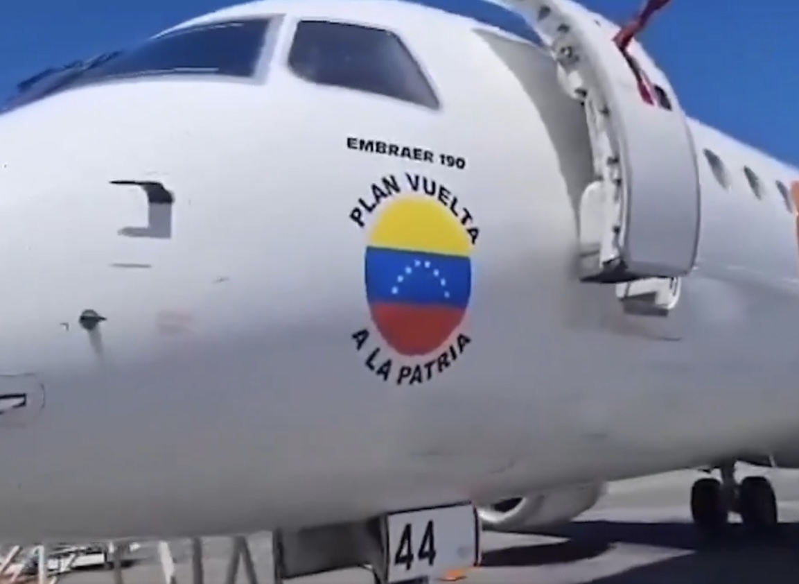 Imagen de la noticia: Nacionales: Gobierno confirma que 2 aviones de Conviasa traen deportados de EE. UU.