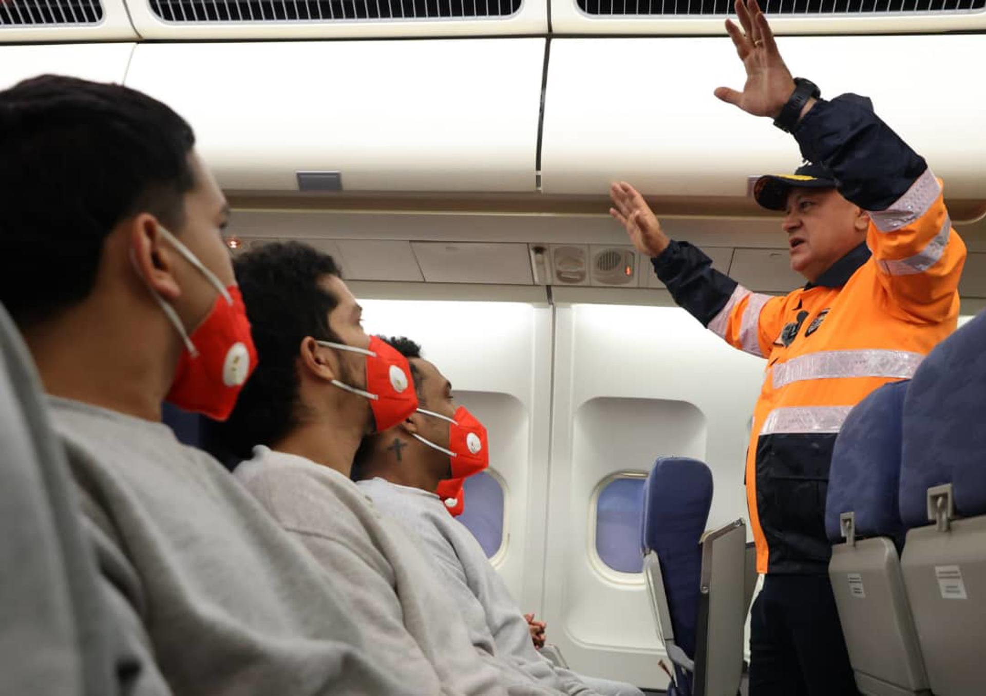 Imagen de la noticia: Nacionales: Cabello: Uno de los deportados desde EE UU tiene alerta roja de Interpol Ecuador