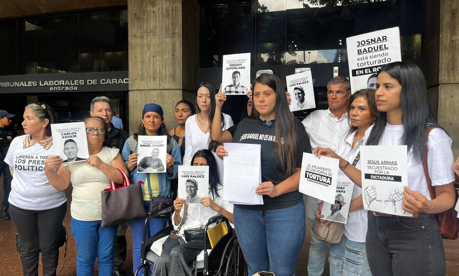 Imagen de la noticia: Nacionales: Familiares de presos políticos al defensor del pueblo: “Cumple tu rol”