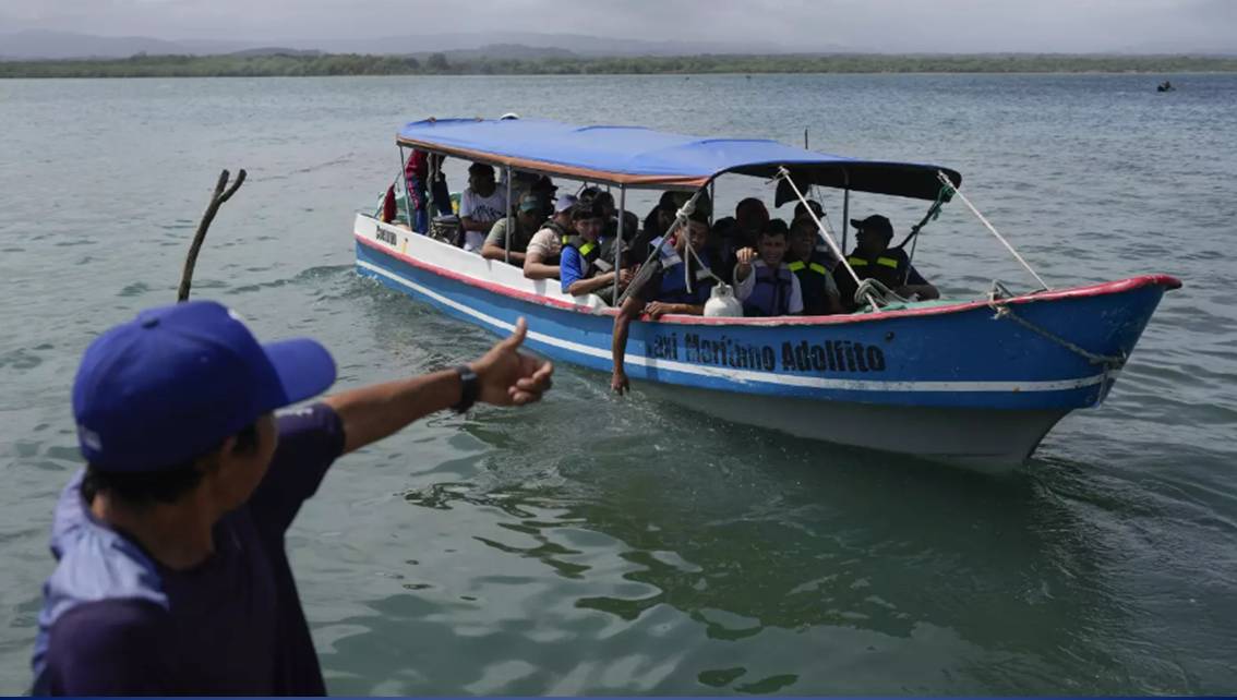 Imagen de la noticia: Panamá: 50 Migrantes venezolanos zarpan en barcos a Colombia