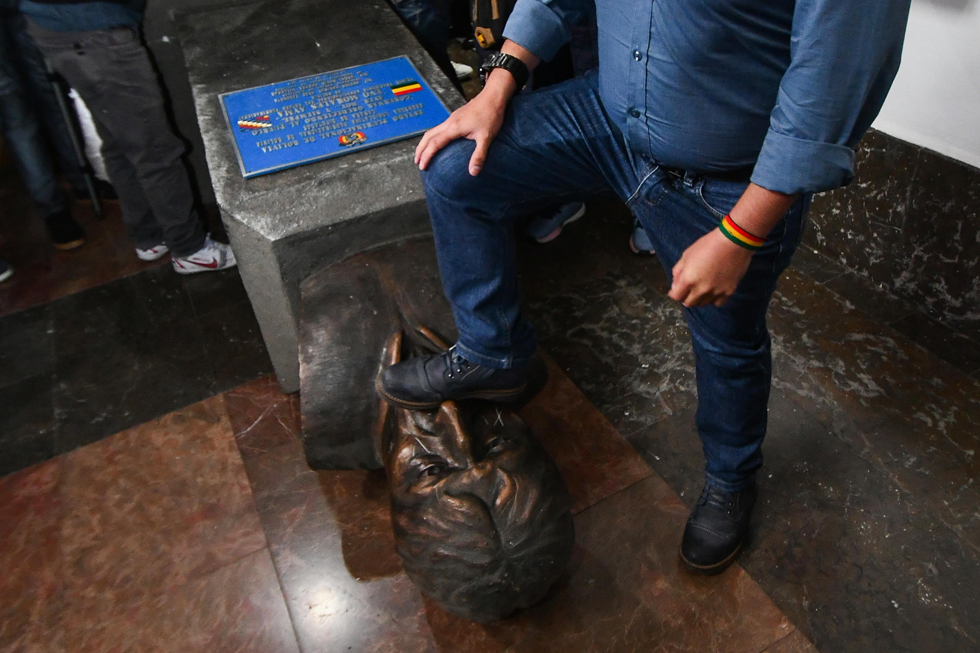 Imagen de la noticia: Bolivia: Tumbaron estatua de Evo Morales en el Parlamento