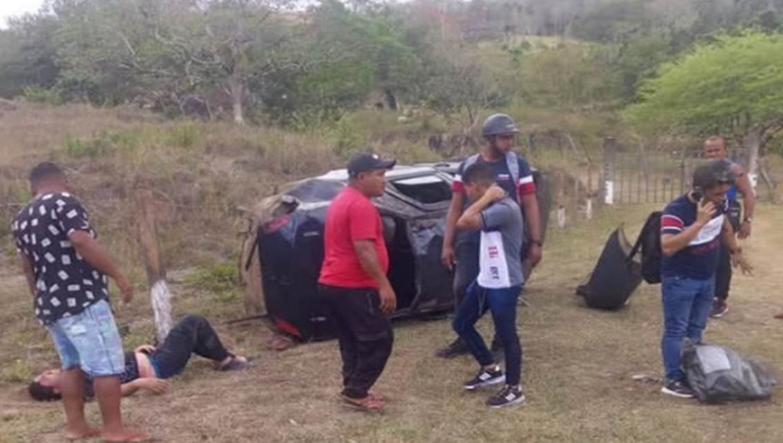 Imagen de la noticia: Estado Bolívar: Dramático momento del conductor herido al lado del auto