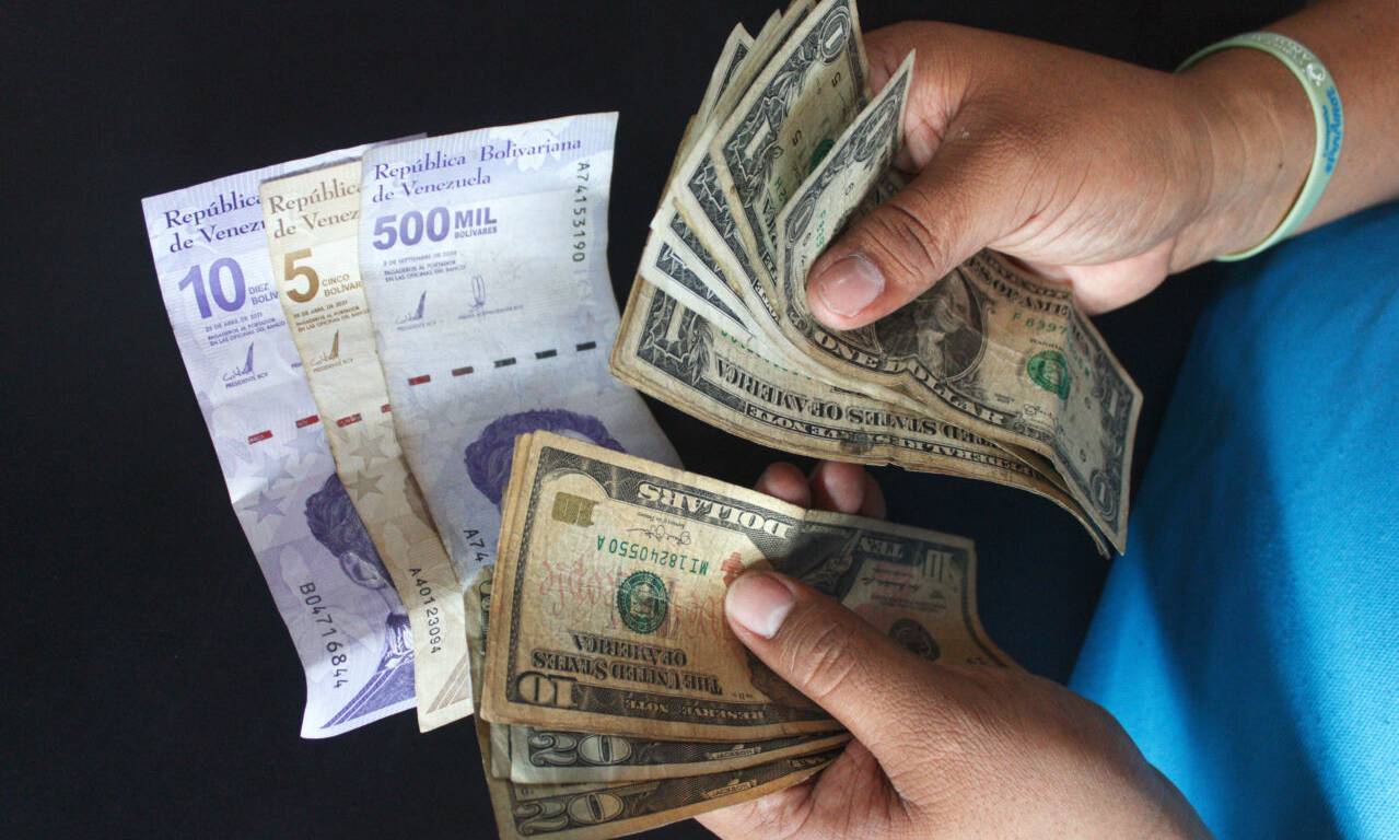 Imagen de la noticia: Nacionales: Dólar paralelo a más de 100 bolívares azota a los ciudadanos