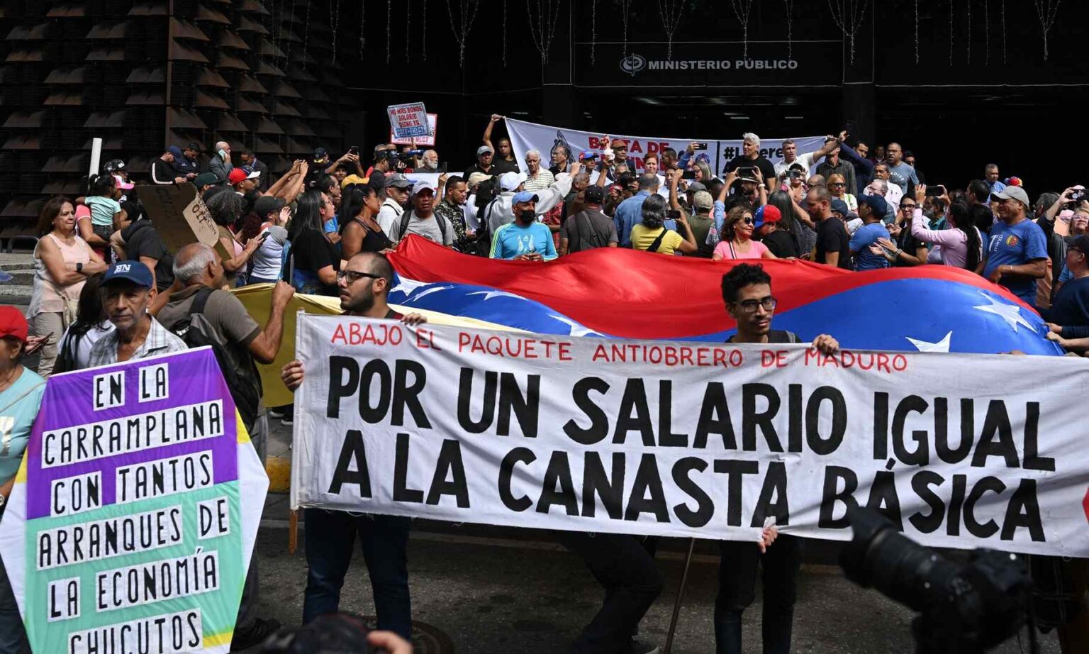 Imagen de la noticia: Nacionales: Revelan que ingresos laborales en el país cayeron 86 % en términos reales entre 2012 y 2021
