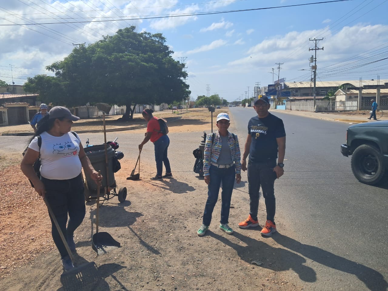 Imagen de la noticia: Municipio Cabimas: IMAUCA realizó barrido manual de la Av. 32 luego del Desfile de Carnaval