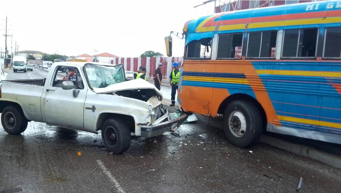 Imagen de la noticia: Reportan impacto entre autobús y camioneta en la Troncal 6 vía a La Cañada