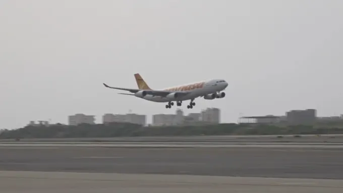 Imagen de la noticia: Aterrizó en Maiquetía un avión con 178 migrantes deportados por EE.UU.