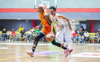 Imagen de la noticia: Baloncesto: Gaiteros del Zulia Gaiteros barre y celebra con el rebote 900 de «Tapipa» Duarte