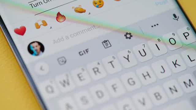 Imagen de la noticia: Una mirada lingüística a los emojis de la serie Adolescencia