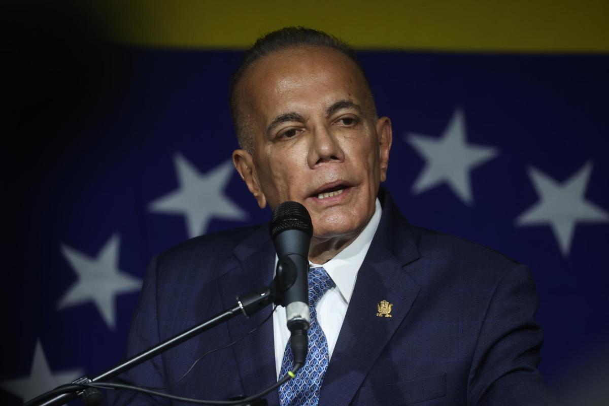 Imagen de la noticia: Manuel Rosales Gobernador del Zulia formaliza su postulación a la reelección