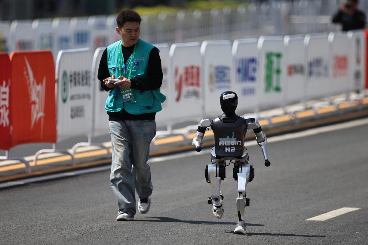 Imagen de la noticia: China organiza sus primeros Juegos de Robots con inteligencia artificial corporizada
