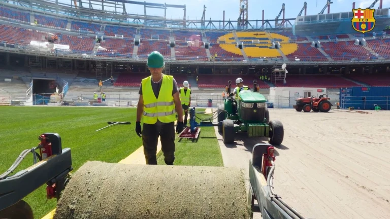 Imagen de la noticia: Comienza la plantación de césped en el Spotify Camp Nou