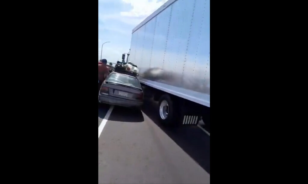 Imagen de la noticia: Reportan choque entre carro y camión en el Puente sobre el Lago