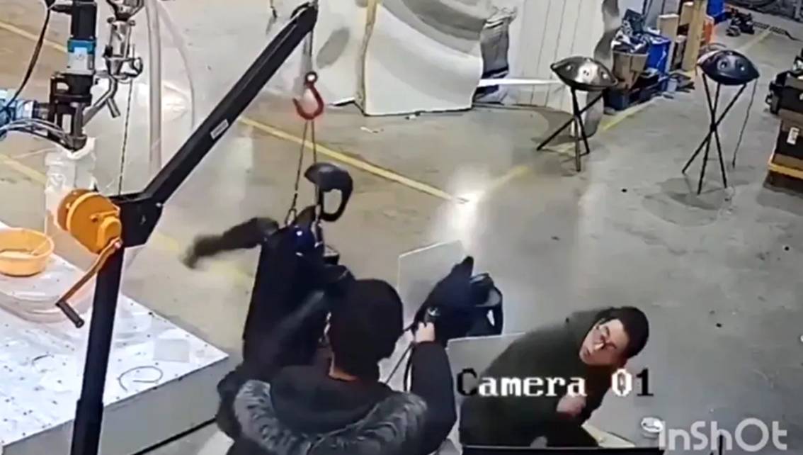 Imagen de la noticia: Sorprendidos quedan en China cuando el androide por sí solo comenzó a tirar golpes