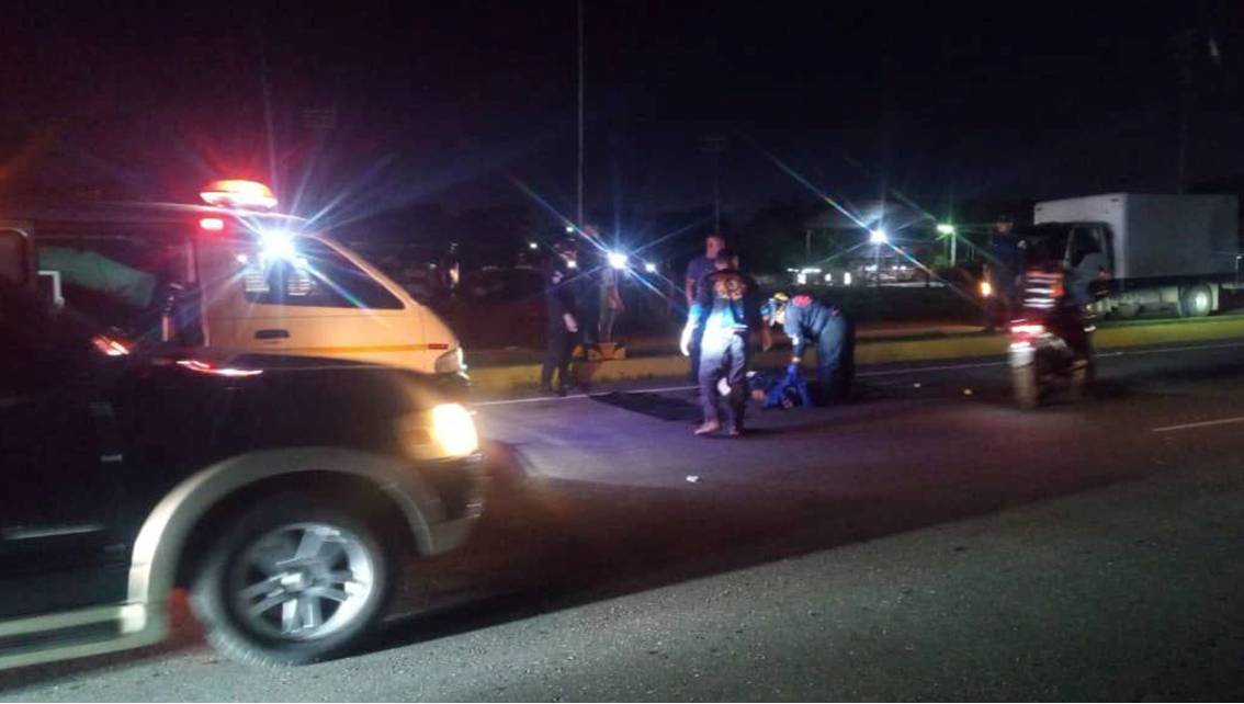 Imagen de la noticia: Lo arrolla un Aveo y luego dos autos más le pasan por encima en tramo bastante oscuro
