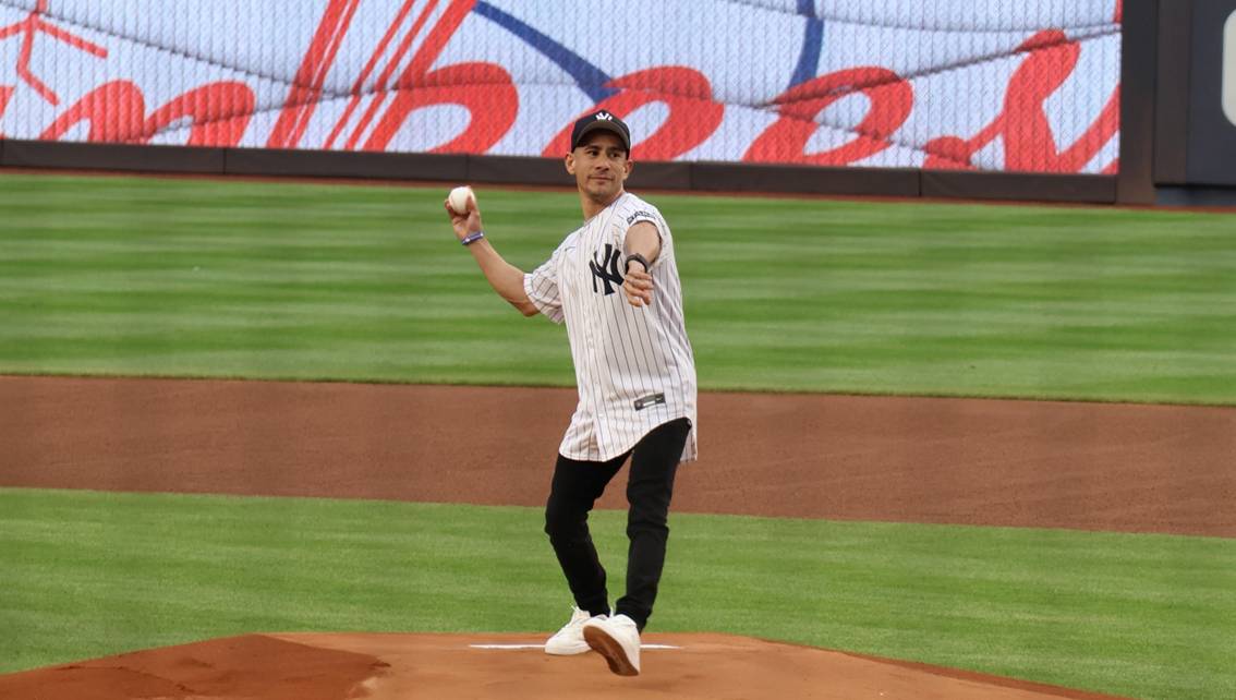 Imagen de la noticia: Orgullo zuliano, jinete Junior Alvarado lanza la primera bola en juego San Diego