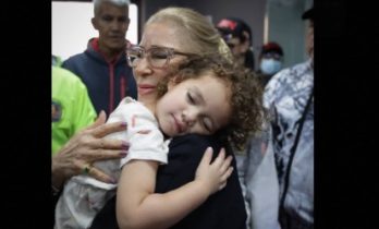 Imagen de la noticia: Llegan al país 226 deportados desde Texas, entre ellos la niña Maikelys Espinoza