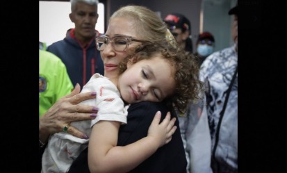 Imagen de la noticia: Llegan al país 226 deportados desde Texas, entre ellos la niña Maikelys Espinoza