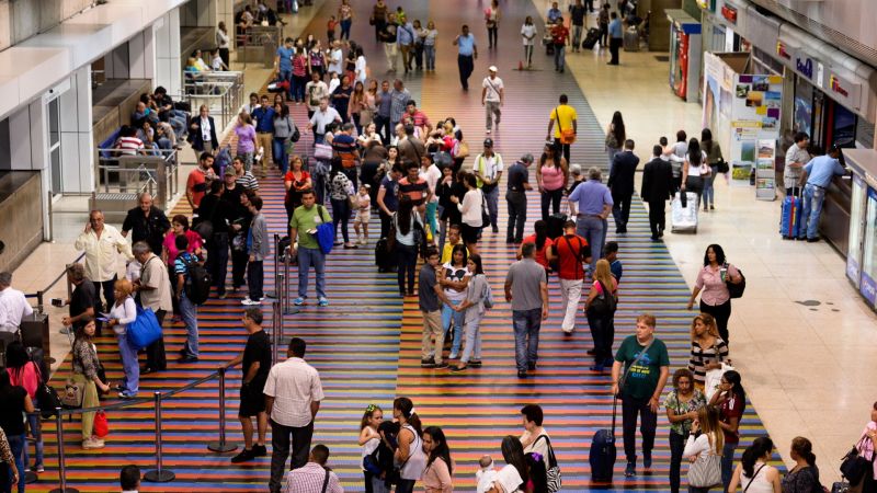 Imagen de la noticia: Más de 4.000 pasajeros afectados por suspensión de vuelos entre Colombia y Venezuela