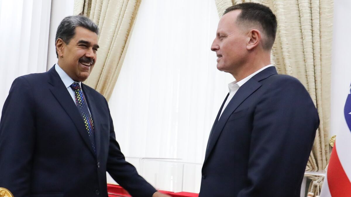 Imagen de la noticia: Venezuela negocia acuerdo con EE.UU. para vender más petróleo aceptando más deportados