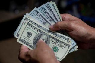 Imagen de la noticia: Dólar en Venezuela: ¿Por qué su uso cayó al nivel más bajo en seis años?
