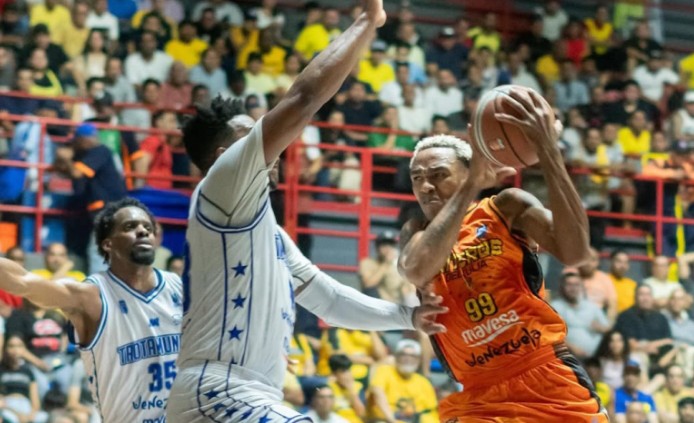 Imagen de la noticia: SPB: Batalla en la cancha por la cima del Super 4