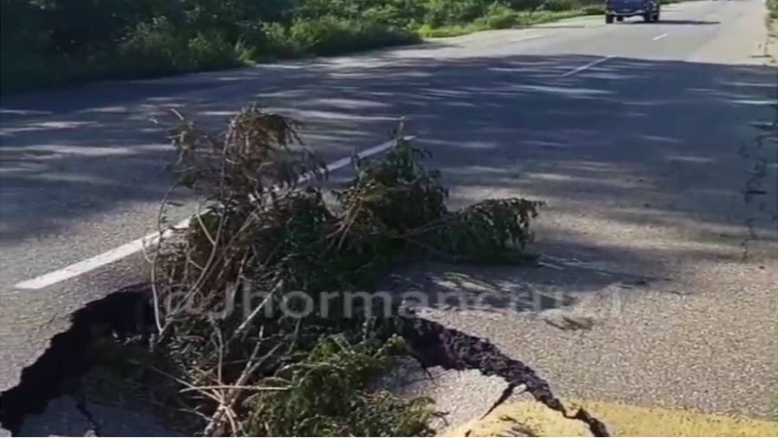 Imagen de la noticia: Carretera Lara Zulia con socavón en Palo Seco pone en riesgo a conductores