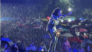 Imagen de la noticia: Karina desafió la lluvia en San Diego y dio un concierto inolvidable