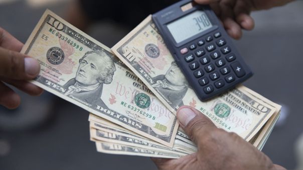 Imagen de la noticia: El bolívar continúa su caída: Dólar oficial supera los 128 bolívares