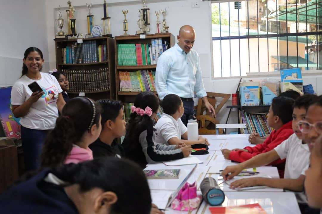 Imagen de la noticia: Más de 1.400 escuelas recuperadas en Venezuela