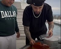 Imagen de la noticia: Nicky Jam aprende a preparar el quesillo venezolano con el popular Jesús Quesillo