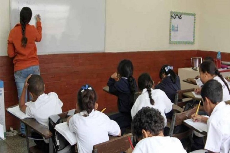 Imagen de la noticia: Gobierno lanza plan para reincorporar a niños migrantes a las aulas