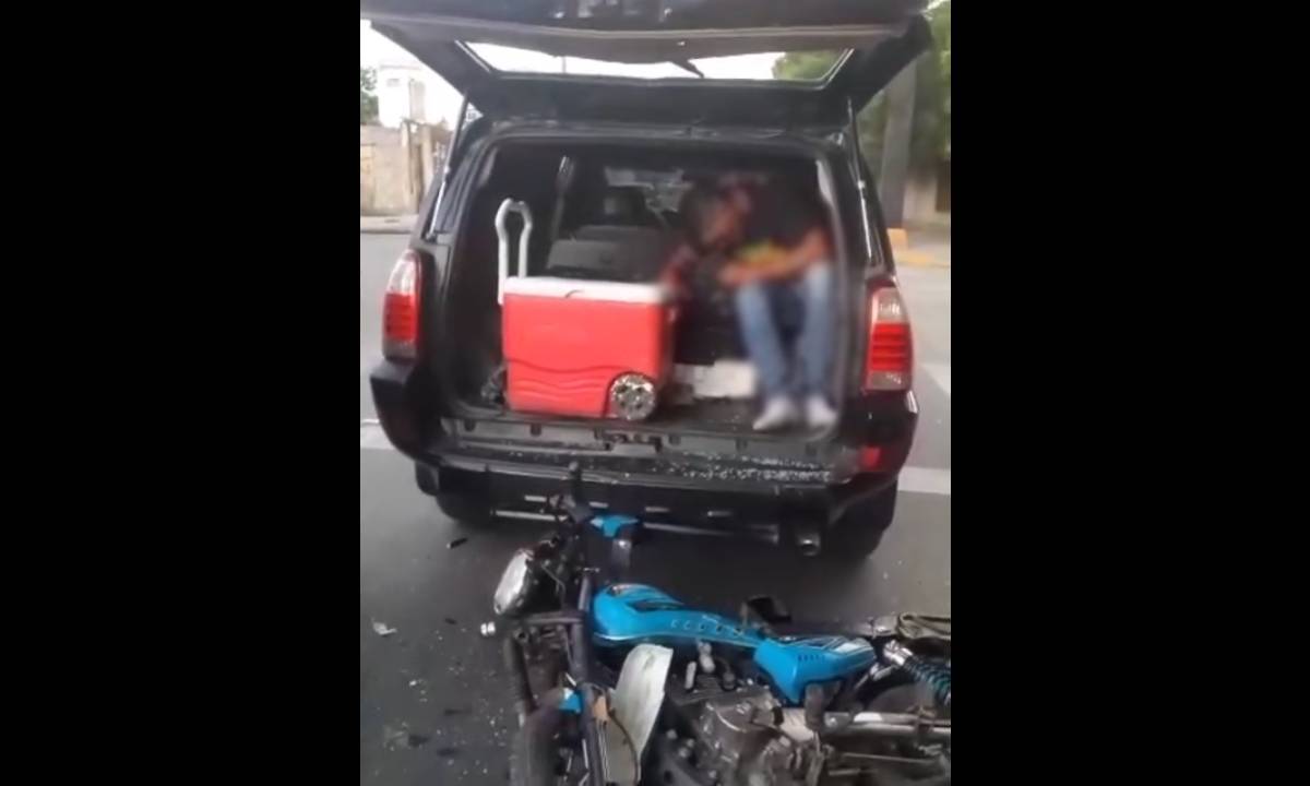 Imagen de la noticia: Motorizado terminó dentro del maletero de camioneta tras fuerte choque en Cabimas