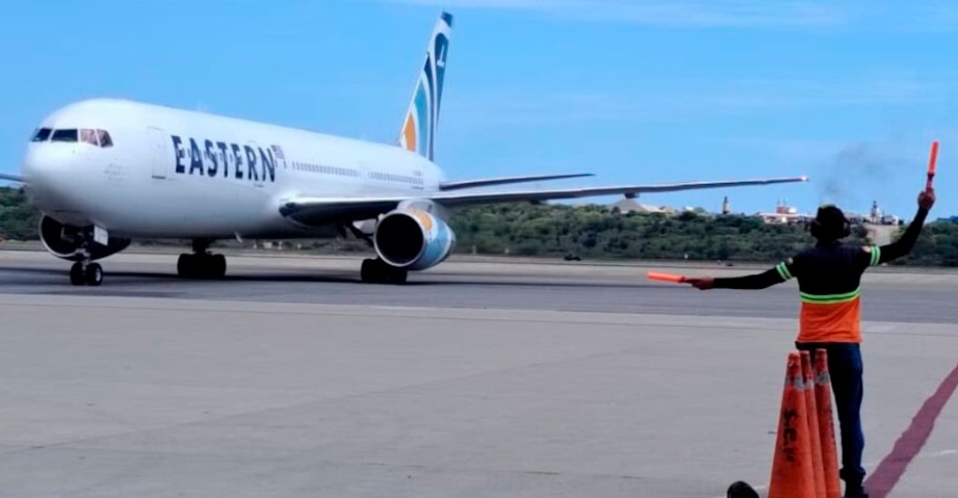 Imagen de la noticia: Aterrizó en Maiquetía avión con 319 venezolanos deportados de EE.UU.