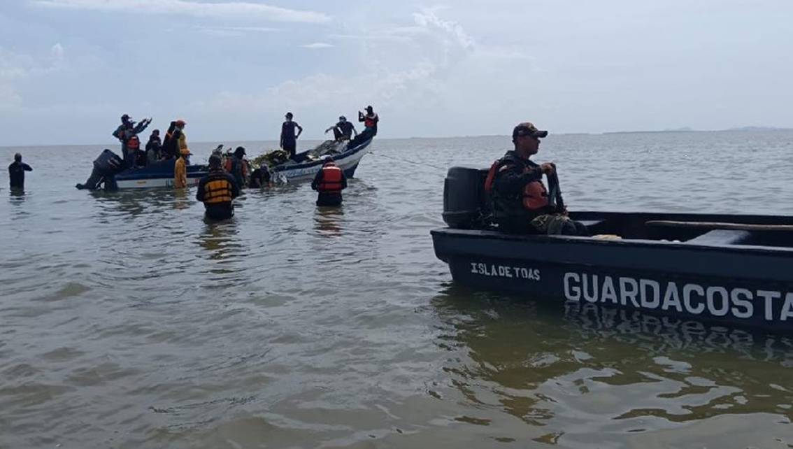 Imagen de la noticia: Continúa búsqueda del quinto pescador desaparecido tras naufragio en el Lago de Maracaibo