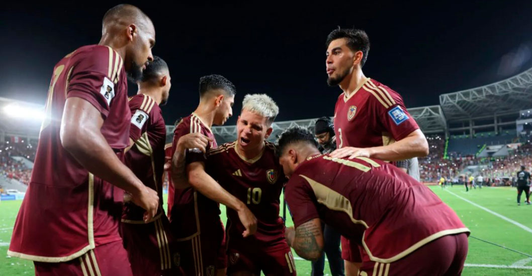 Imagen de la noticia: Venezolanos en Argentina realizaron un banderazo para apoyar a la Vinotinto