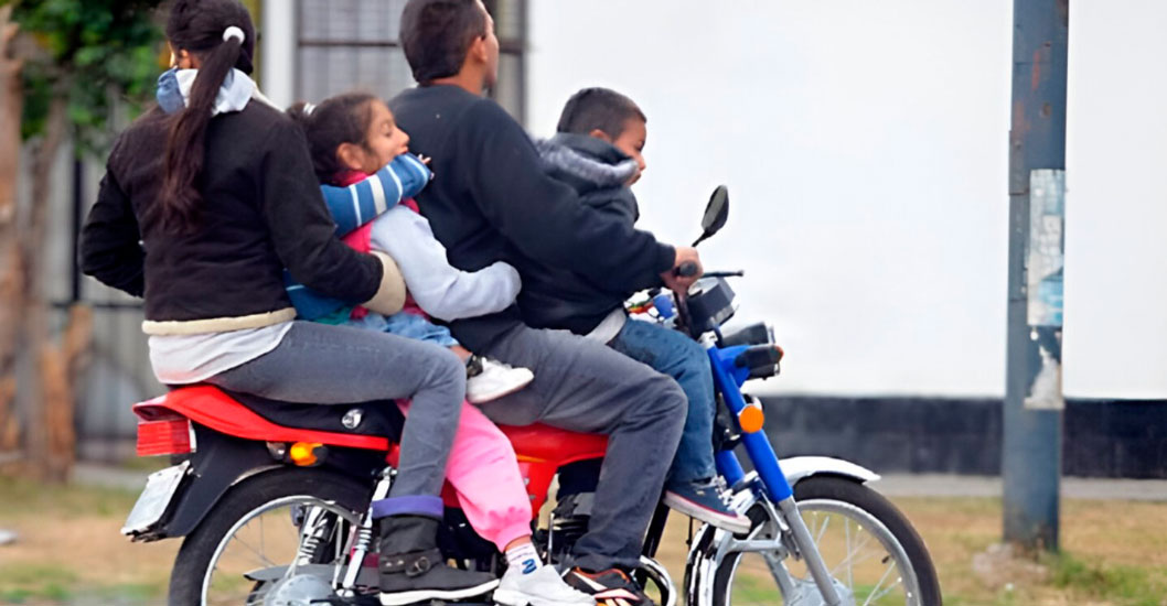 Imagen de la noticia: El INTT prohíbe que niños menores de 10 años viajen en moto