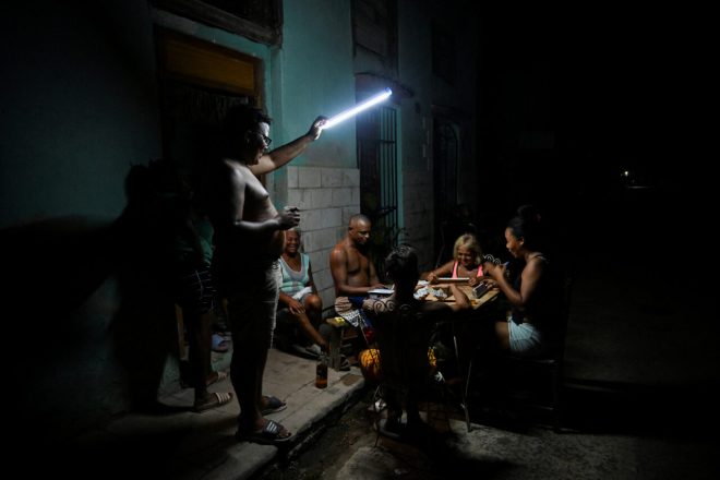 Imagen de la noticia: Cuba restablece el servicio eléctrico tras apagón total de casi 24 horas