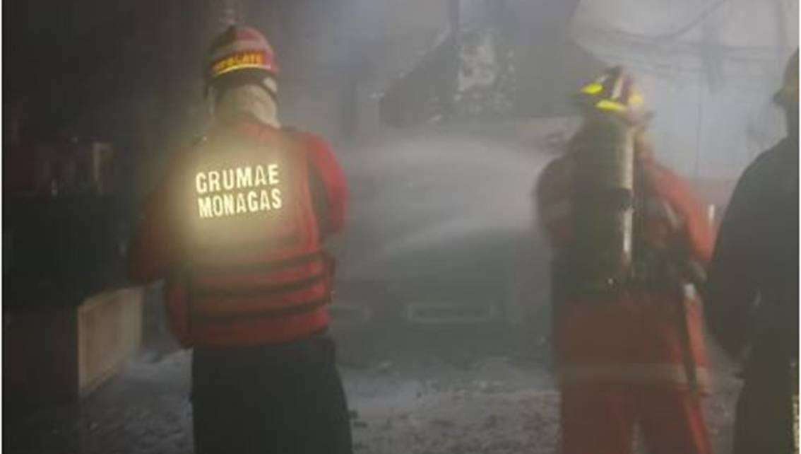 Imagen de la noticia: Incendio consume planta procesadora de plástico en Maturín