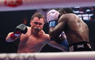 Imagen de la noticia: Crawford destrona a Canelo y le arrebata los cuatro cinturones en Las Vegas