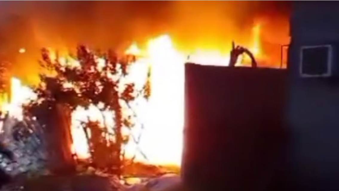 Imagen de la noticia: Bomberos investigan origen de incendio en vivienda de Caja Seca donde se encontraban tres niños