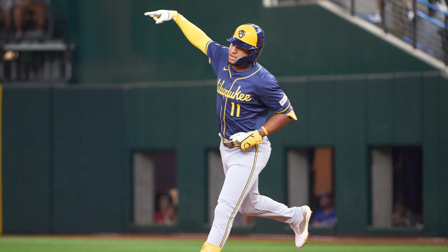 Imagen de la noticia: Jackson Chourio iguala su tope de hits en una temporada y se acerca al 20-20
