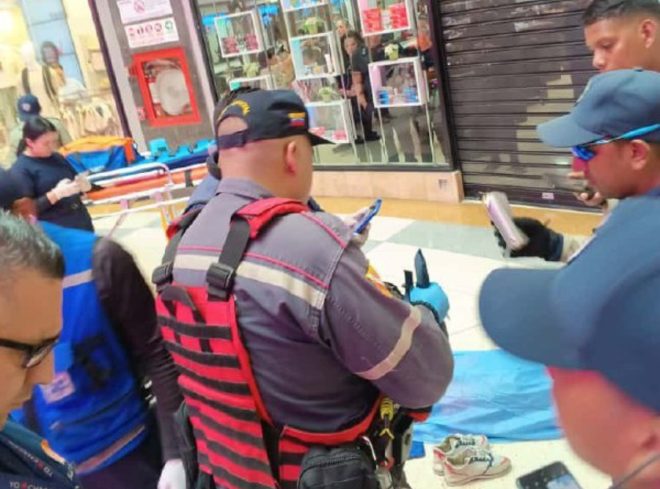 Imagen de la noticia: Mujer perdió la vida tras caer desde el quinto piso del centro comercial Sambil Chacao