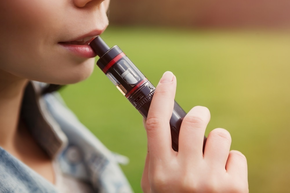 Imagen de la noticia: La OMS alerta sobre el aumento del cigarrillo electrónico entre adolescentes