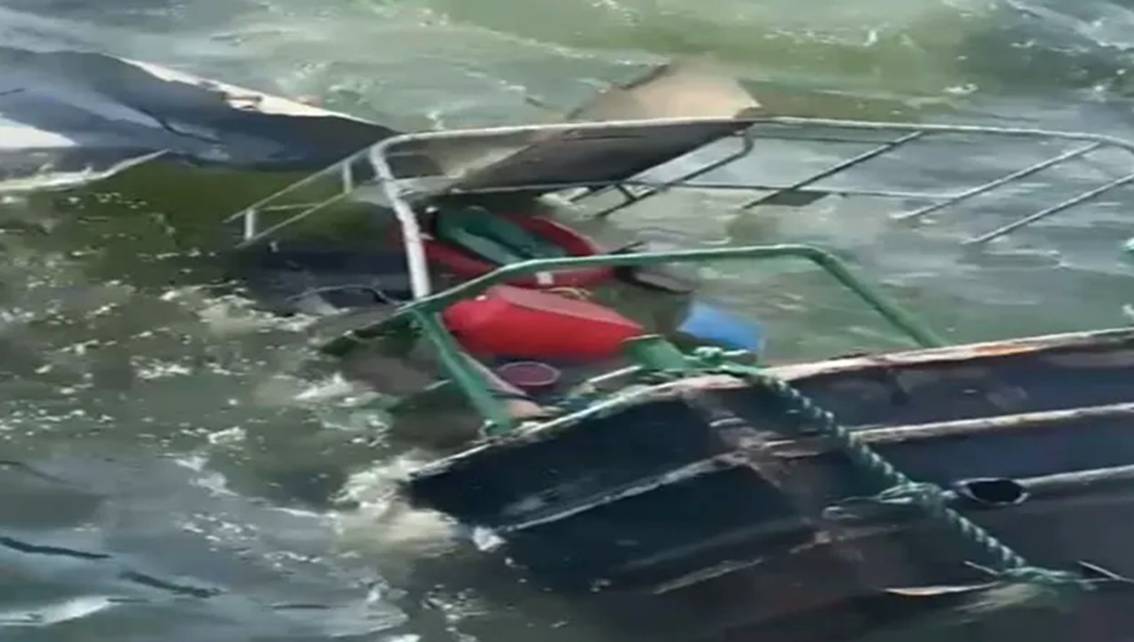 Imagen de la noticia: ¡Tres personas rescatadas y dos desaparecidas! Zozobra remolcador en aguas del Lago de Maracaibo