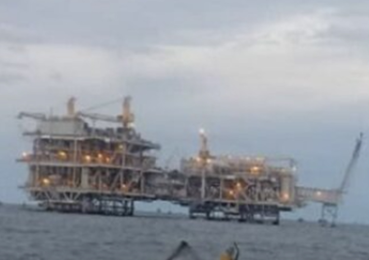 Imagen de la noticia: Hallan con vida a los dos pescadores desaparecidos tras hundirse una embarcación en el lago de Maracaibo