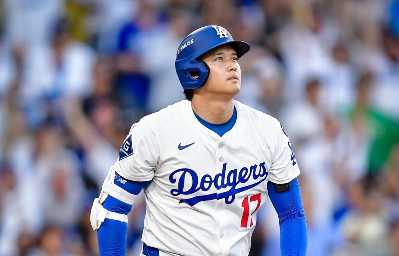 Imagen de la noticia: Ohtani hace historia con 3 jonrones y 10 ponches para sellar el pase de Dodgers a la Serie Mundial