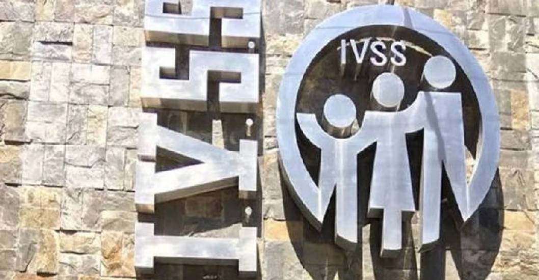 Imagen de la noticia: Pensionados cobrarán en octubre el pago de noviembre del IVSS
